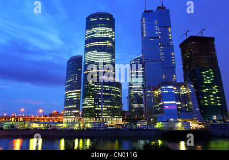 I moderni grattacieli di notte. Città di Mosca. La Russia. Foto Stock