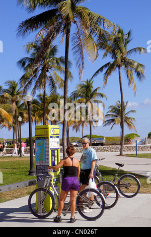 Miami Beach Florida, Ocean Drive, Lummus Park, DecoBike Citi Bike noleggio biciclette CitiBike stazione, uomo uomini maschio, donna donne, coppia, FL120114037 Foto Stock