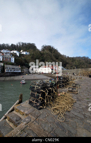 Lobster Pot sulla banchina del villaggio di Clovelly nel Devon con cielo azzurro e sole. Foto Stock