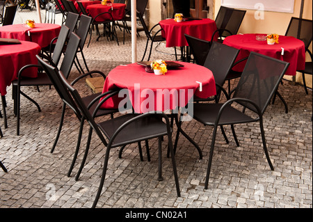 Un bellissimo e luminoso, colore colpo di patio esterno di un ristorante. Foto Stock