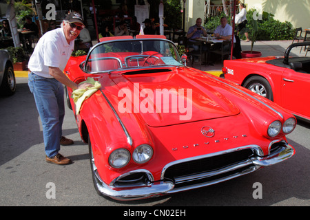 Miami Beach Florida,Ocean Drive,Art Deco Historic District,Art Deco Weekend,festival,auto sportive,vendita esposizione auto da collezione Chevrolet Corvette,rosso, Foto Stock