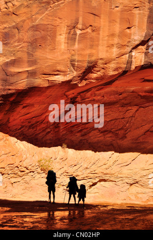 Famiglia backpacking in Coyote Gulch, un affluente del fiume Escalante nel sud dello Utah. Foto Stock