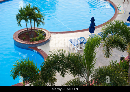 Una immagine di una parte di un vuoto hotel resort piscina. Foto Stock