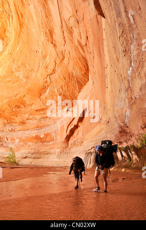 La madre e il figlio con lo zaino in spalla in Coyote Gulch, un affluente del fiume Escalante nel sud dello Utah. Foto Stock