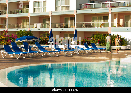 Configurazione sedia lungo il perimetro di una piscina. Foto Stock