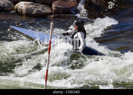 Femmina di whitewater Kayak slalom racer, Arkansas River, Salida, Colorado, STATI UNITI D'AMERICA Foto Stock