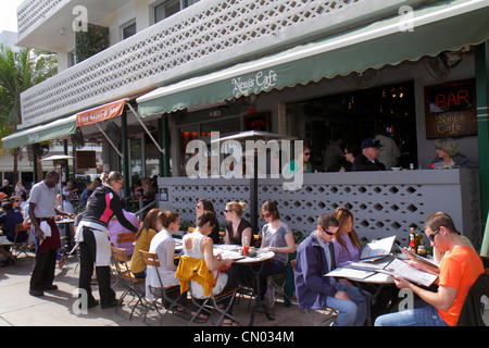 Miami Beach Florida, Ocean Drive, Art Deco Historic District, News Cafe, al fresco marciapiede fuori tavoli, ristoranti, ristoranti, cibo, caffè Foto Stock