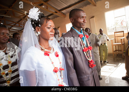 La sposa e lo sposo uscire dalla chiesa dopo la loro cerimonia di nozze in Tanzania Africa Orientale. Foto Stock