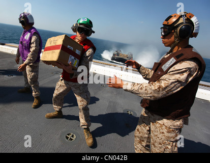 Marines e marinai con la 24a unità di spedizione marina e Iwo Jima Amphibious Ready Group caricano attrezzature e forniture sulla USS New York, 29 marzo 2012, prima di intraprendere un dispiegamento programmato di otto mesi. Il 24° MEU, in collaborazione con Iwo Jima ARG della Marina, si sta dispiegando nei teatri europei e centrali di comando per fungere da riserva teatrale e forza di risposta alle crisi in grado di svolgere una serie di missioni, dalle operazioni di combattimento su vasta scala all'assistenza umanitaria e agli aiuti alle catastrofi. Foto Stock