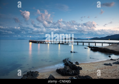 Jetty di Palm Cove al tramonto vicino a Cairns, Queensland, Australia Foto Stock