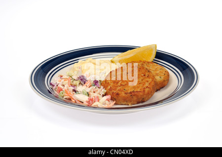 Piatto di merluzzo fishcakes con cole slaw, salsa tartara e di un cuneo di limone Foto Stock