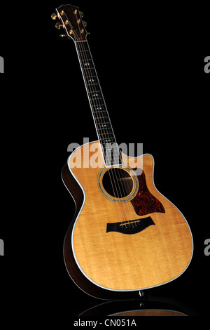 Legno chitarra acustica su sfondo nero - con tracciato di ritaglio Foto Stock