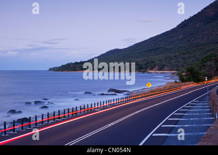 Auto sentieri di luce sulla strada costiera. La Captain Cook Highway tra Port Douglas e Cairns, Queensland, Australia Foto Stock