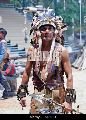 Attore vestito come un Native American Indian a Wild West Show cowboy Foto Stock