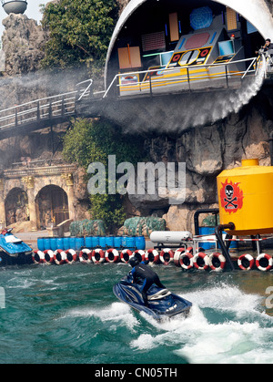 Moto d'acqua acrobazie azione del pilota dall'avventura "guerre di Py" ambientata al Safari World Bangkok Thailandia Foto Stock