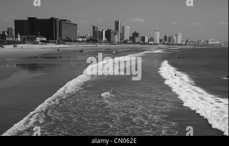 Durban fronte spiaggia dal molo di fronte Ushaka Marine World Foto Stock