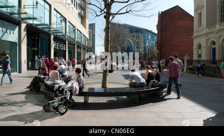 Persone rilassante la St Davids 2 Shopping in primavera Cardiff South Wales UK KATHY DEWITT Foto Stock