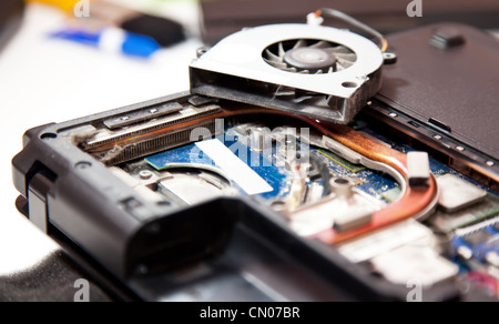 Computer portatile all'interno dell'impianto di raffreddamento sporchi piena di polvere Foto Stock