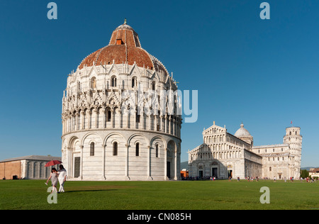 Battistero di San Giovanni (il Battistero di San Giovanni e il Duomo in Piazza dei Miracoli), Pisa, Italia Foto Stock