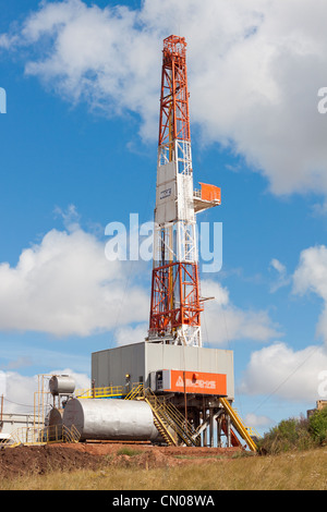 Impianto di perforazione 'Orenburg Oil Company' nella regione di Orenburg della Russia Foto Stock