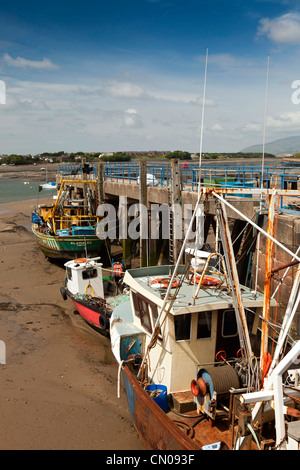 Regno Unito, Cumbria, Barrow in Furness, barche da pesca ormeggiate al molo di lavoro a bassa marea Foto Stock