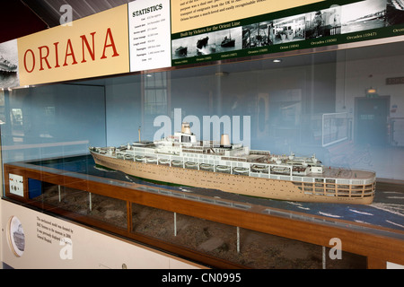 Regno Unito, Cumbria, Barrow in Furness, Dock Museum, modello 1959 orientare la nave di linea Oriana Foto Stock