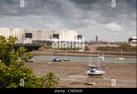 Regno Unito, Cumbria, Barrow in Furness, barche ormeggiate in Walney canale a bassa marea di fronte a Bae Systems costruttori navali Foto Stock