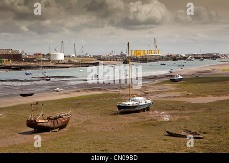 Regno Unito, Cumbria, Barrow in Furness, barche ormeggiate in Walney canale a bassa marea Foto Stock