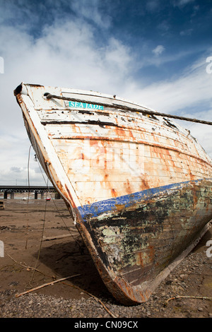 Regno Unito, Cumbria, Barrow in Furness, Walney Channel, barca da pesca Mare Jade ad angolo con la bassa marea, pur essendo ripristinato Foto Stock