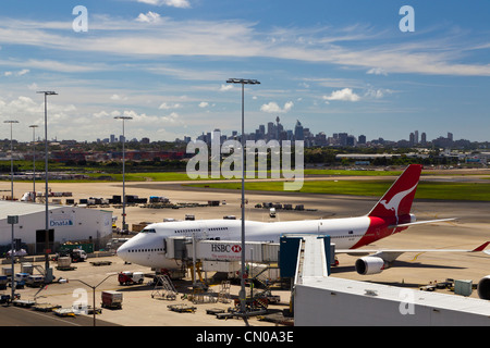 Dall'Aeroporto di Sydney con Qantas aerei parcheggiati alla fine del marciapiede Foto Stock