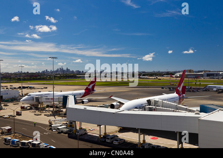 Dall'Aeroporto di Sydney con Qantas aerei parcheggiati alla fine del marciapiede Foto Stock