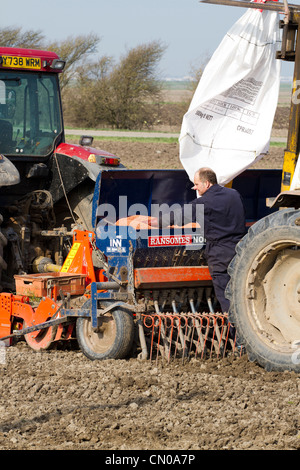 Un agricoltore il rifornimento di un Ransomes Nordsten CLB 4 metro trapano di grano in Southport, Regno Unito Foto Stock