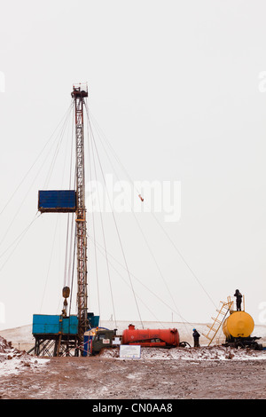 Impianto di perforazione in preparazione per il lavoro Foto Stock