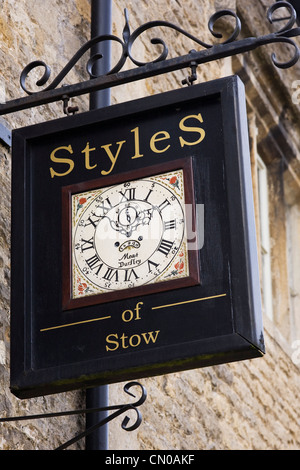 Stili di stivare il segno. Orologio antico specialisti in Stow on the Wold. Foto Stock