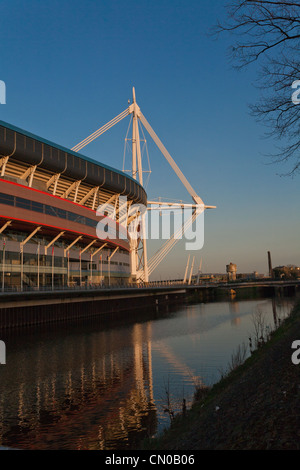 Vista del Principato Stadium Cardiff da Taff embankment Foto Stock