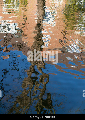 Riflessioni nel flusso di Abbazia, Abingdon-on-Thames in Inghilterra Foto Stock