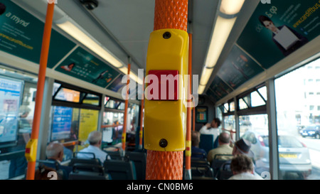 Il pulsante di arresto su un passeggero arriva il bus Cardiff Regno Unito Foto Stock