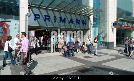 Vista esterna del Primark ingresso del negozio con i pedoni e gli amanti dello shopping di Queen Street Cardiff Wales UK KATHY DEWITT Foto Stock