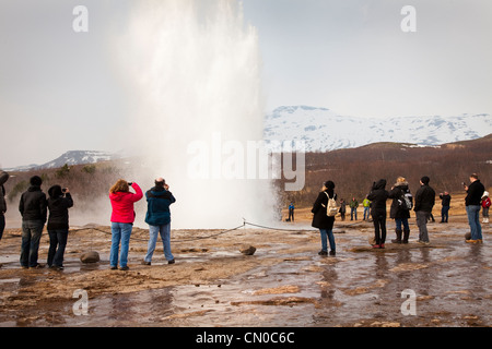 Strokkur, una fontana geyser nell'area geotermale accanto al fiume Hvítá in Islanda che esplode in alto l'aria. Foto Stock
