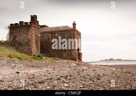 Regno Unito, Cumbria, Barrow in Furness, Roa Island, dogane e accise casa sulla spiaggia con Piel isola a distanza Foto Stock