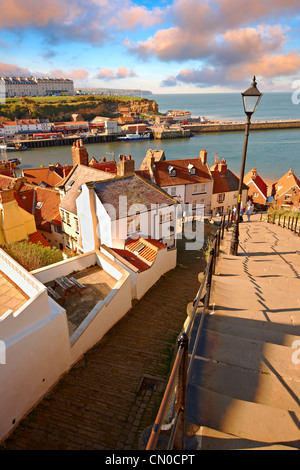 199 passi affacciato sul porto di Whitby. North Yorkshire, Inghilterra Foto Stock