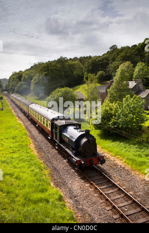 Regno Unito, Inghilterra, Cumbria, Lakeside e Haverthwaite vapore ferroviarie tirato Treno in avvicinamento a Newby Bridge station Foto Stock