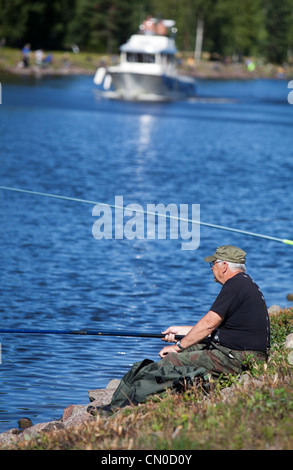 Il pescatore a finlandese campionati nazionali di pesca sportiva 2011 a Kansola Saimaa Canal. Il veterano della serie (60+). , Finlandia Foto Stock