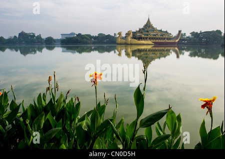 Parco Kandawgyi Yangon con la sala Karaweit in background Foto Stock