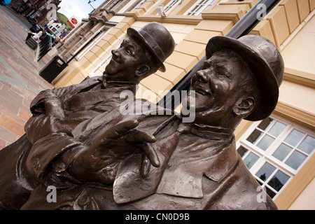 Regno Unito, Inghilterra, Cumbria, Ulverston, Statua di Stan Laurel e Oliver Hardy fuori al di fuori dell incoronazione Hall theatre Foto Stock