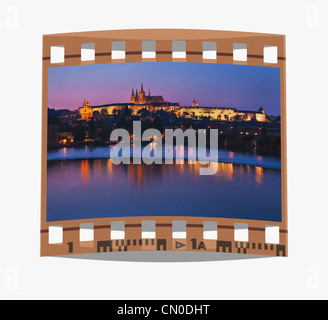 Filmina: vista sopra il fiume Moldava al Castello di Praga, Praga, Repubblica ceca, l'Europa. Foto Stock