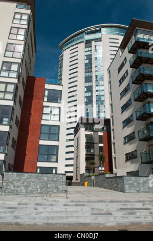 La torre di meridiano e gli appartamenti sul lungomare di Swansea, vicino alla marina. Foto Stock