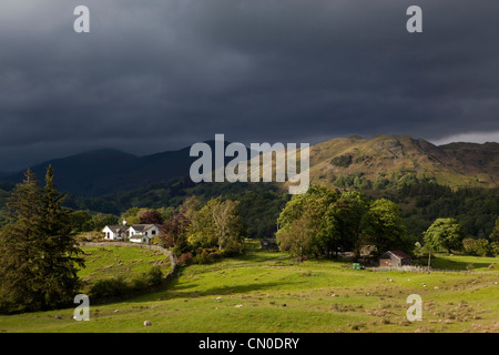 Regno Unito, Cumbria, Skelwith Bridge, Lake District tempesta di pioggia si avvicina cloud oltre il castello Hows Foto Stock