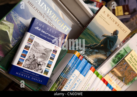 Regno Unito, Cumbria, Lake District, Alfred Wainwright passeggiate libri nel negozio Foto Stock