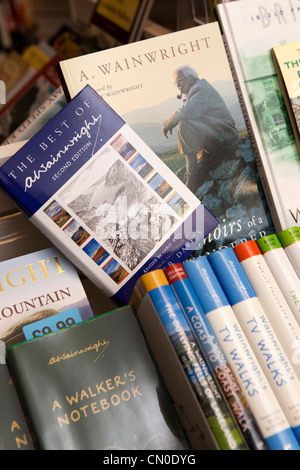 Regno Unito, Cumbria, Lake District, Alfred Wainwright passeggiate di libri in vendita nel negozio Foto Stock